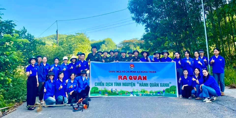 Hơn 20 đoàn viên thanh niên cùng các chiến sĩ đã tham gia hoạt động phát quang tuyến đường. Ảnh: Thị đoàn Thái Hòa