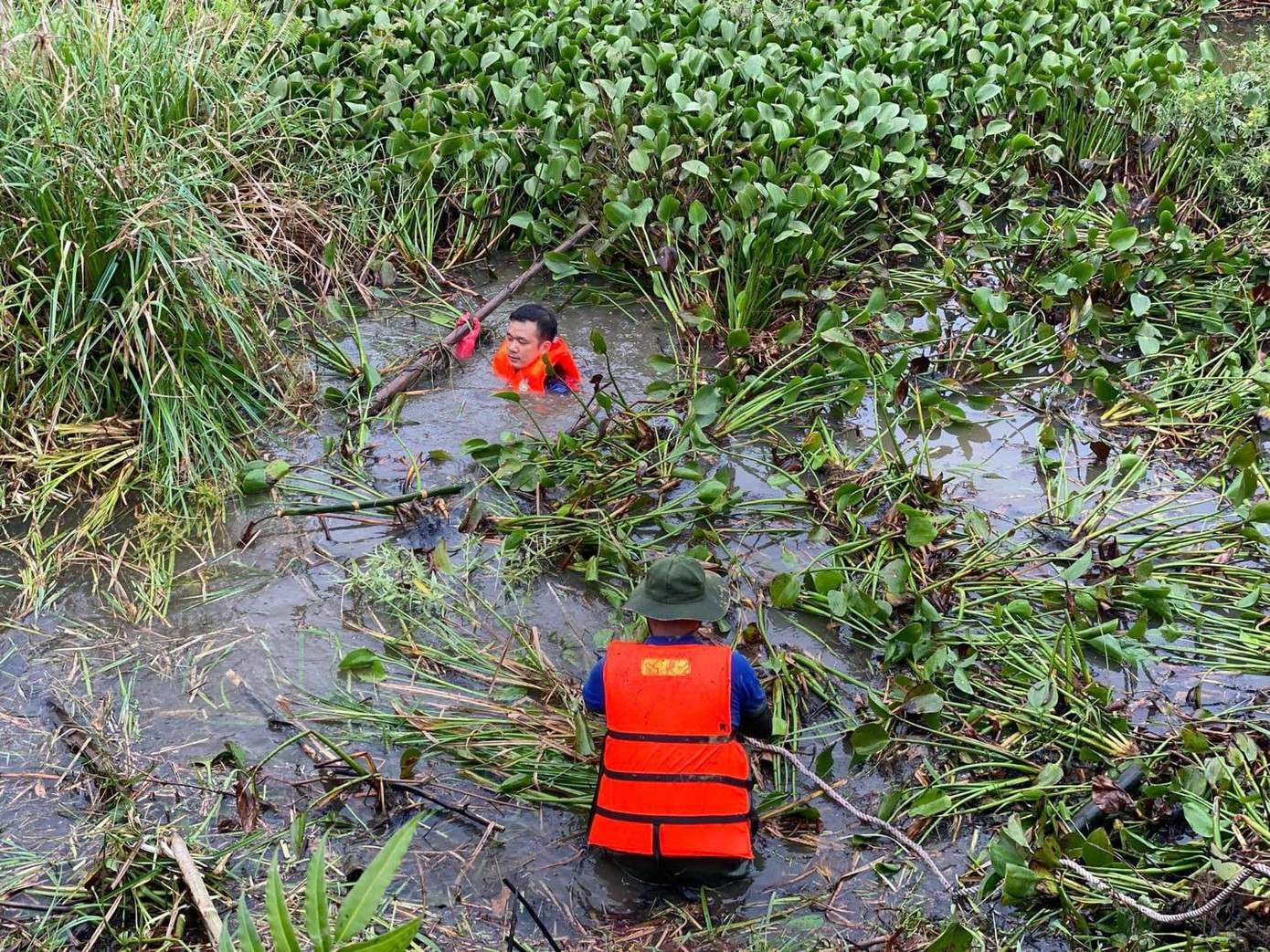 Các chiến sĩ không ngại gian khổ, sẵn sàng lặn dưới lòng sông hàng giờ liền để làm sạch dòng sông, đem lại môi trường xanh-sạch-đẹp. Ảnh: Tuổi trẻ Đà Nẵng Các chiến sĩ không ngại gian khổ, sẵn sàng lặn dưới lòng sông hàng giờ liền để làm sạch dòng sông, đem lại môi trường xanh-sạch-đẹp. Ảnh: Tuổi trẻ Đà Nẵng