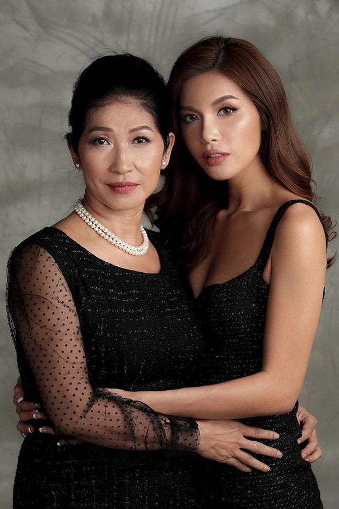 Minh Tú kể rằng mẹ cô đã rất vui khi cô cuối cùng cũng tìm được bến đỗ. Minh Tú kể rằng mẹ cô đã rất vui khi cô cuối cùng cũng tìm được bến đỗ.