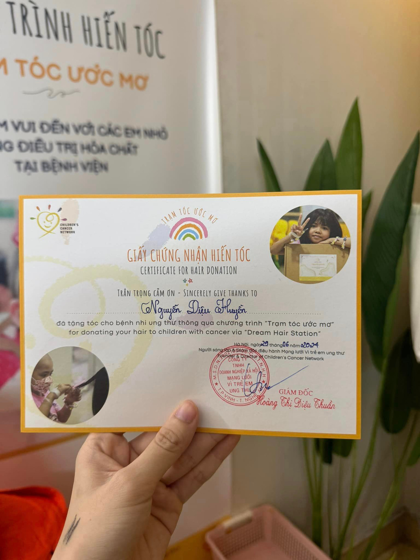 Pháo hiến tặng 40cm tóc cho bệnh nhi ung thư.