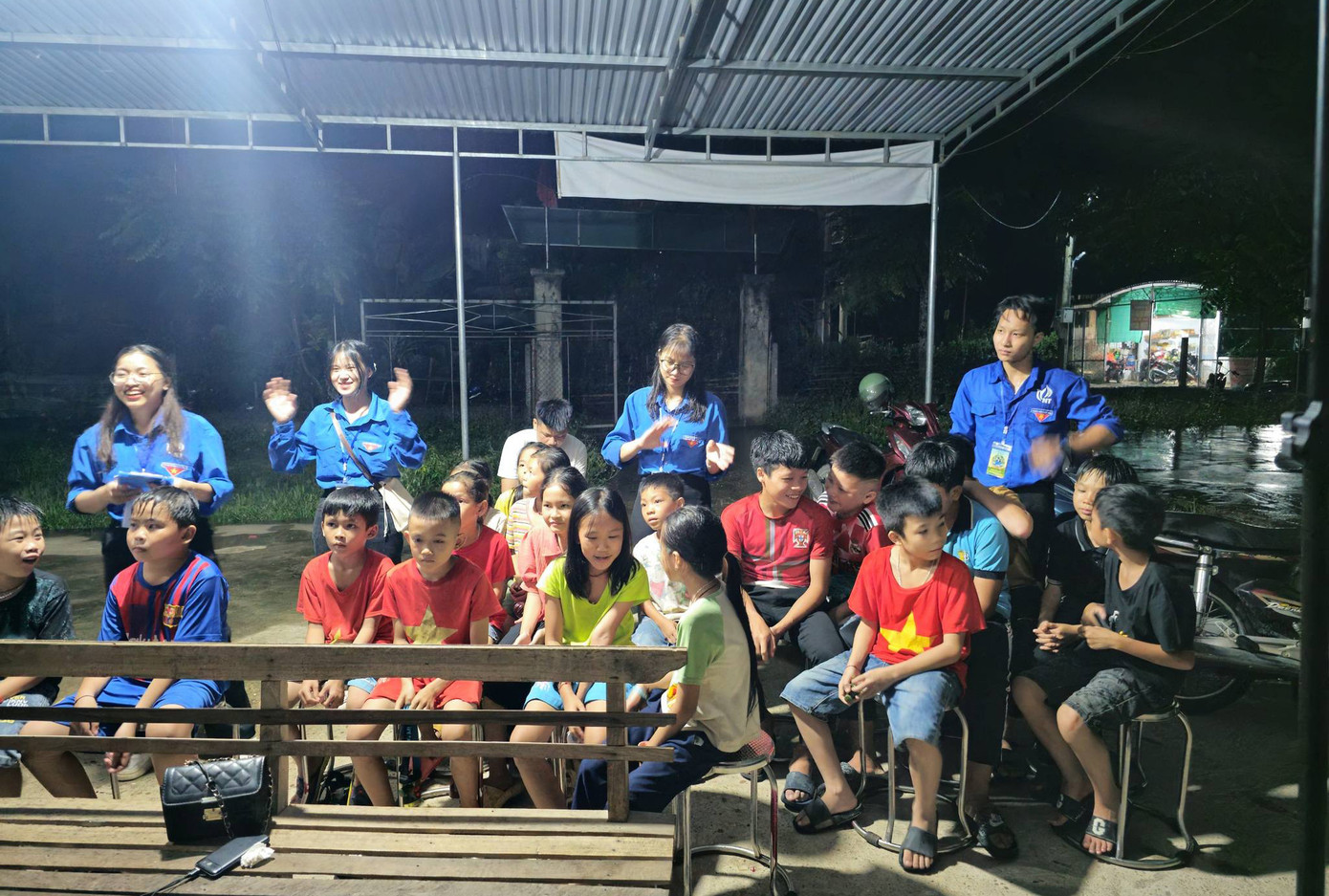 Đội còn tích cực thực hiện chương trình lớp học Tiếng Anh cho thiếu nhi với mong muốn các em có thể tiếp cận tiếng Anh sớm hơn. Ảnh: Đoàn Thanh niên - Hội Sinh viên HUMG Đội còn tích cực thực hiện chương trình lớp học Tiếng Anh cho thiếu nhi với mong muốn các em có thể tiếp cận tiếng Anh sớm hơn. Ảnh: Đoàn Thanh niên - Hội Sinh viên HUMG