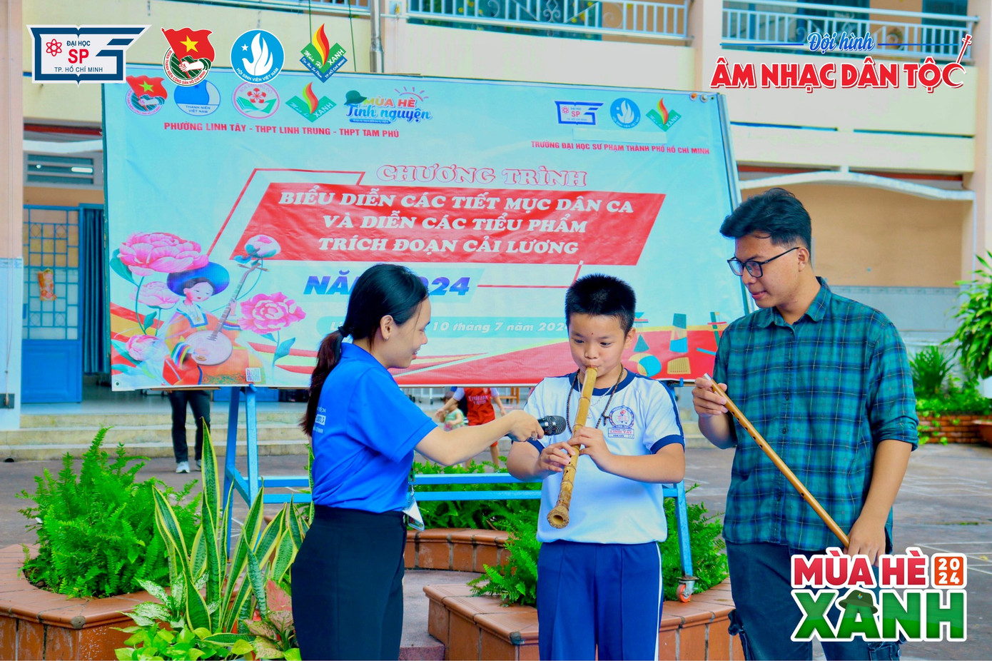 Các em học sinh còn được trải nghiệm thổi sáo trúc để cảm nhận vẻ đẹp của nhạc cụ dân tộc. Ảnh: Mùa Hè xanh - Trường Đại học Sư phạm TP. Hồ Chí Minh