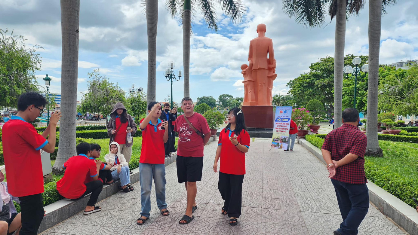Các chiến sĩ có nhiệm vụ tuyên truyền, giới thiệu các di tích, công trình văn hóa trên địa bàn thành phố thông qua hình thức trực tiếp và trực tuyến trên nhiều nền tảng mạng xã hội, nội dung phải bảo đảm tính chính xác về nội dung thông tin và theo sự chỉ đạo của cấp trên. Ảnh: Tuổi Trẻ Phan Thiết Các chiến sĩ có nhiệm vụ tuyên truyền, giới thiệu các di tích, công trình văn hóa trên địa bàn thành phố thông qua hình thức trực tiếp và trực tuyến trên nhiều nền tảng mạng xã hội, nội dung phải bảo đảm tính chính xác về nội dung thông tin và theo sự chỉ đạo của cấp trên. Ảnh: Tuổi Trẻ Phan Thiết