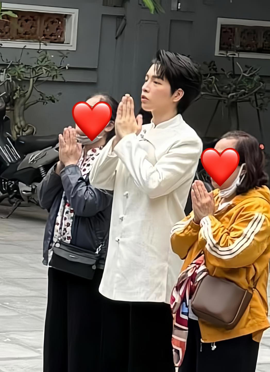 Đức Phúc xuất hiện tại chùa Hà - ngôi chùa nổi tiếng về cầu tình duyên tại Hà Nội.