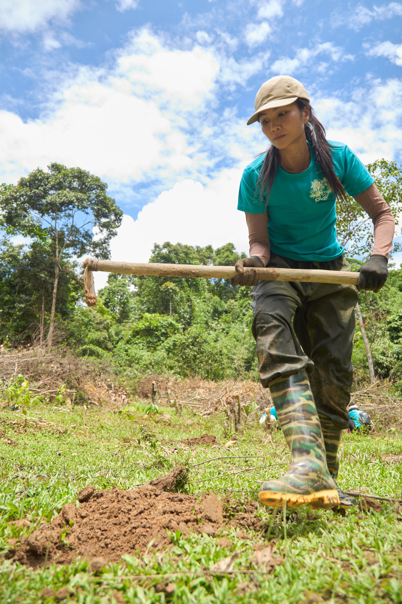 Bên cạnh hoạt động trồng rừng trích từ tiền cá nhân, H’Hen Niê luôn nhận được sự hỗ trợ từ các đơn vị, doanh nghiệp có chung mục tiêu bảo vệ thiên nhiên, môi trường.