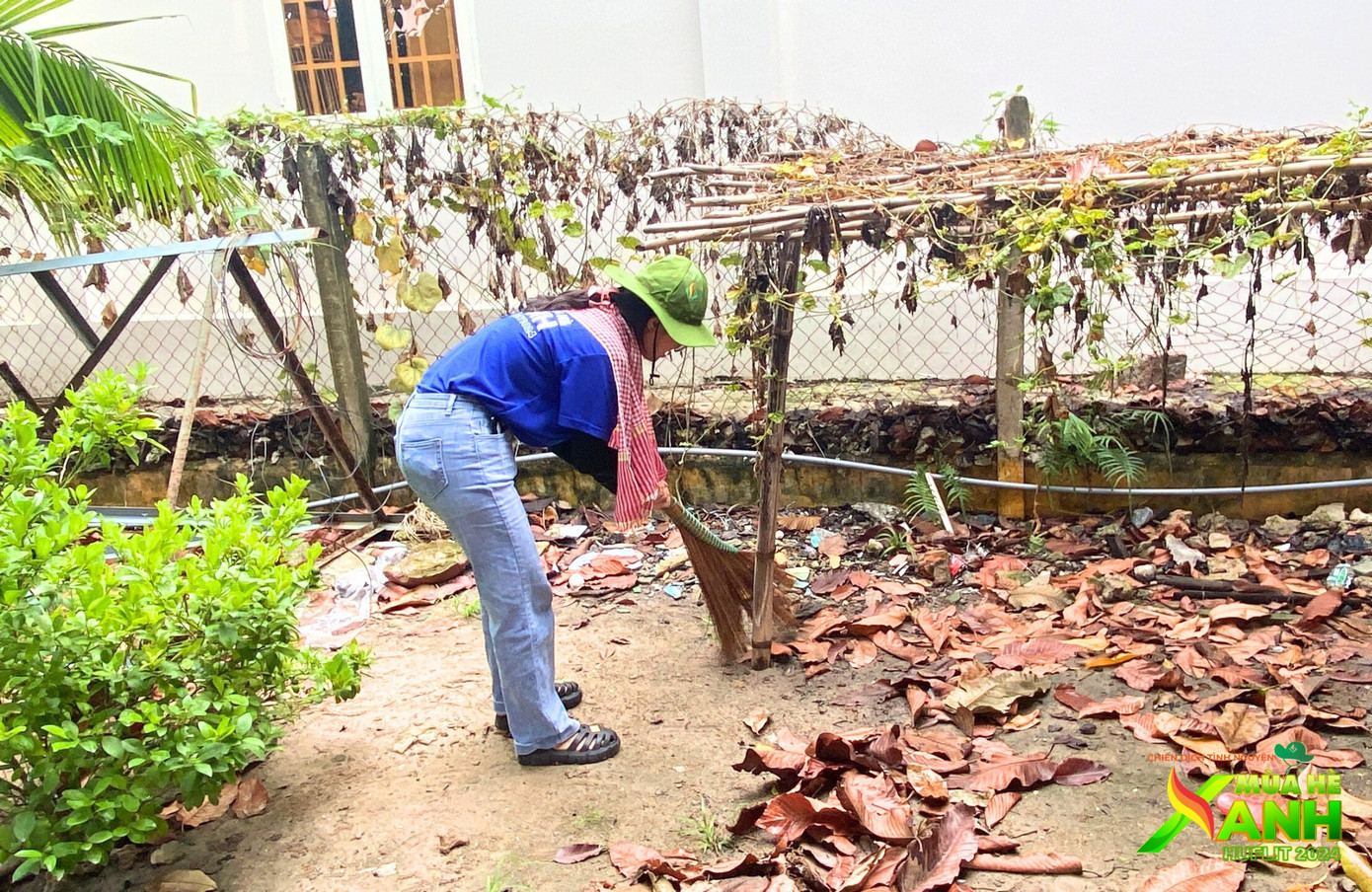 Các chiến sĩ đã mang đến cho khuôn viên trường một diện mạo mới mẻ và tươi sáng hơn, chuẩn bị sẵn sàng chào đón các em học sinh bước vào năm học mới.