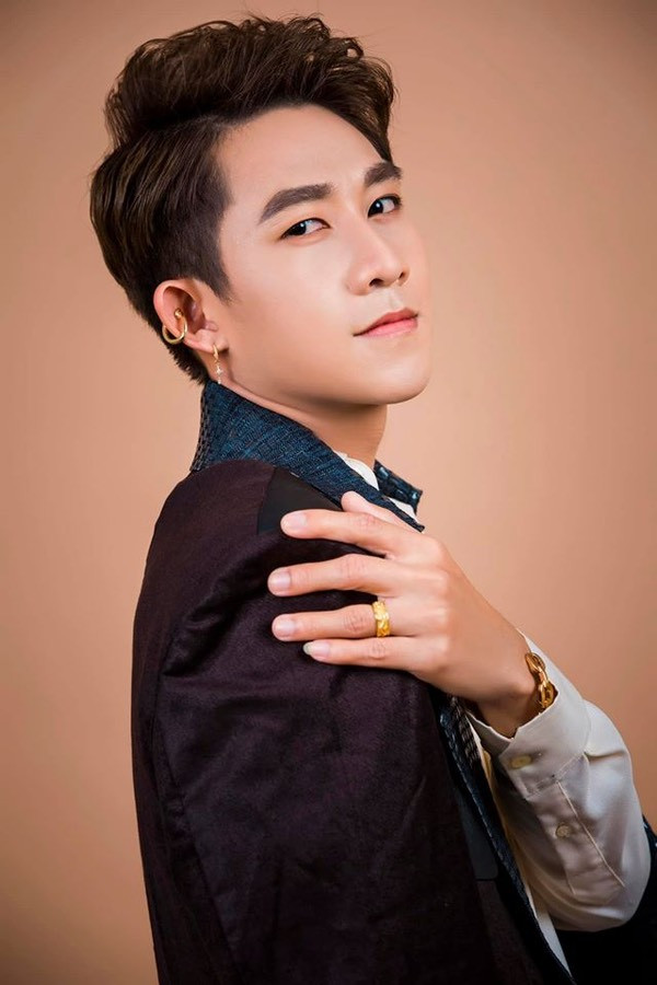 Sự nghiệp âm nhạc của nam ca sĩ có phần &quot;im hơi lặng tiếng&quot; hơn so với các thành viên khác.