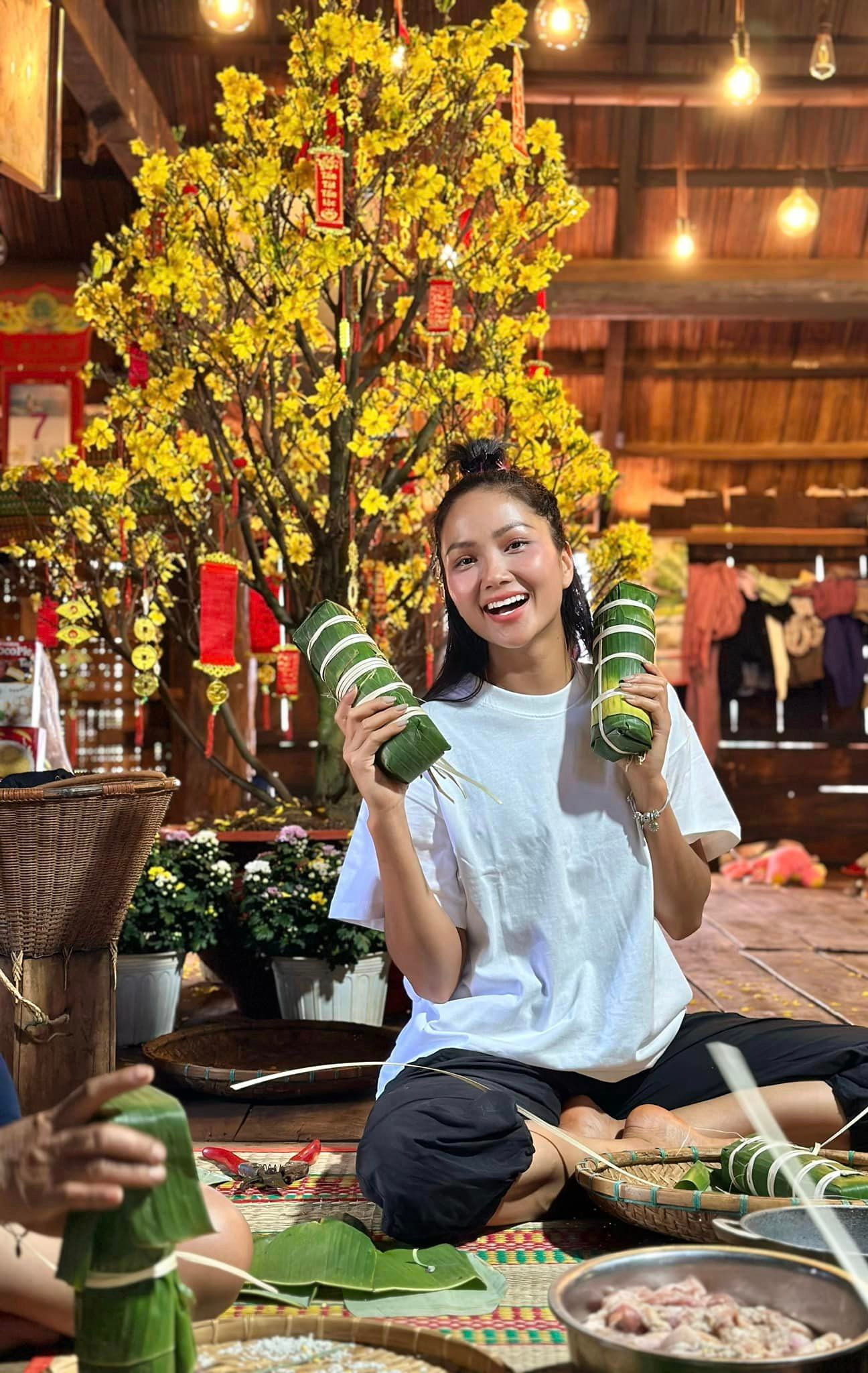 Gia đình H'Hen Niê gói bánh tét vào ngày 30 Tết.