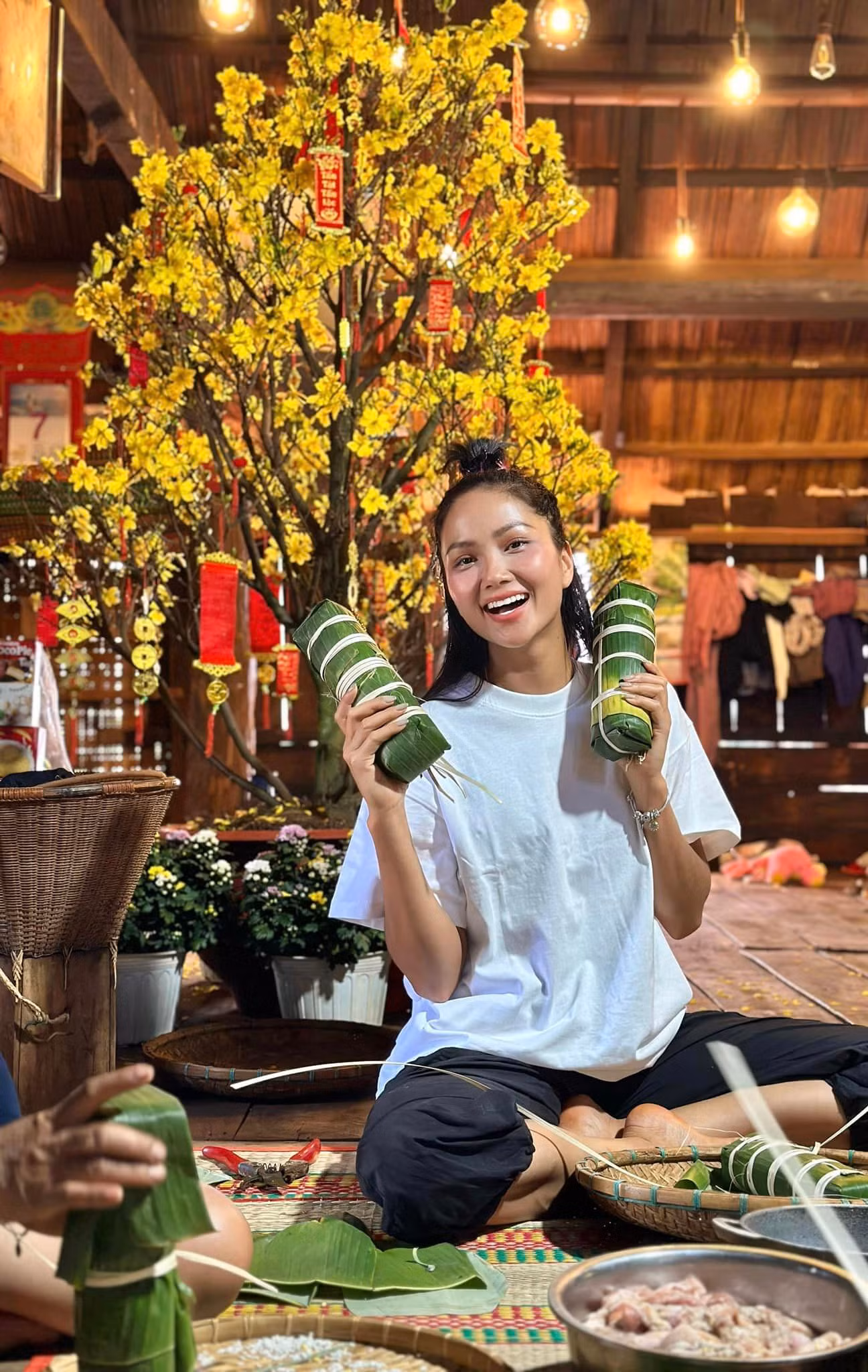 Gia đình H'Hen Niê gói bánh tét vào ngày 30 Tết.