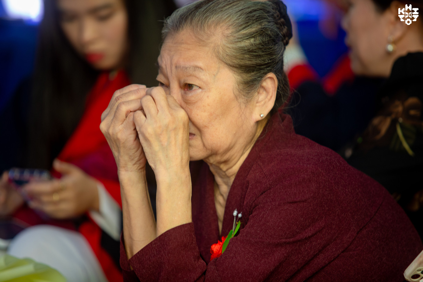 Chứng kiến các con trưởng thành từng ngày, nhiều phụ huynh và giáo viên không kìm nén được nỗi xúc động.