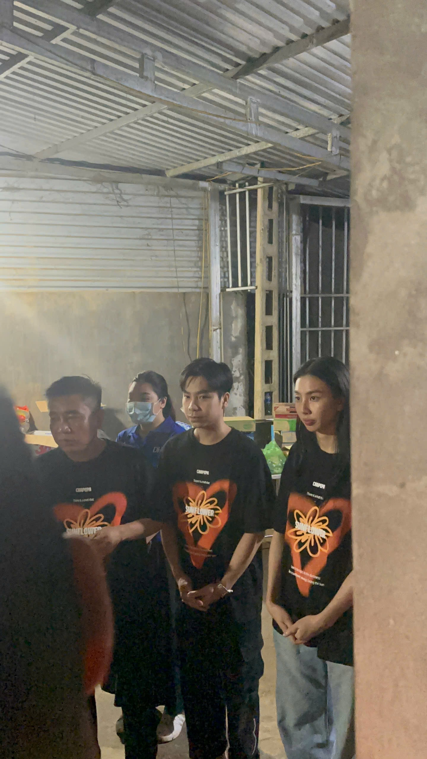 Đoàn cứu trợ thắp nén hương tưởng nhớ đến tình nguyện viên đã hy sinh trong lúc làm nhiệm vụ.