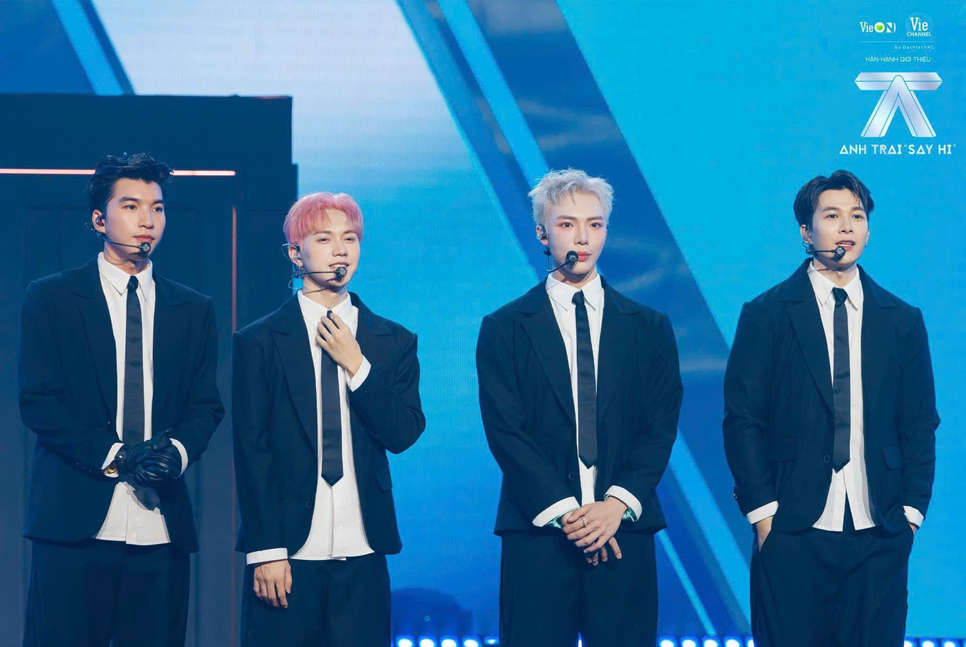 HIEUTHUHAI cùng team Ngáo Ngơ để lại vô số khoảnh khắc đáng yêu trong tập mới nhất. HIEUTHUHAI cùng team Ngáo Ngơ để lại vô số khoảnh khắc đáng yêu trong tập mới nhất.