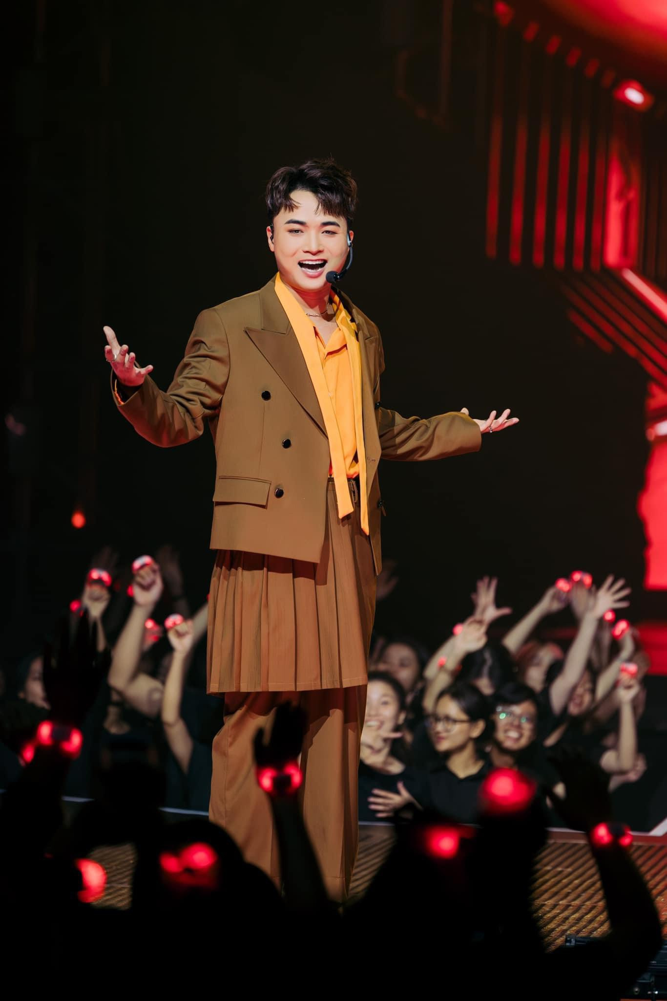 Dù sở hữu nhiều bản hit, song HuyR vẫn chưa thật sự toả sáng tại chương trình.