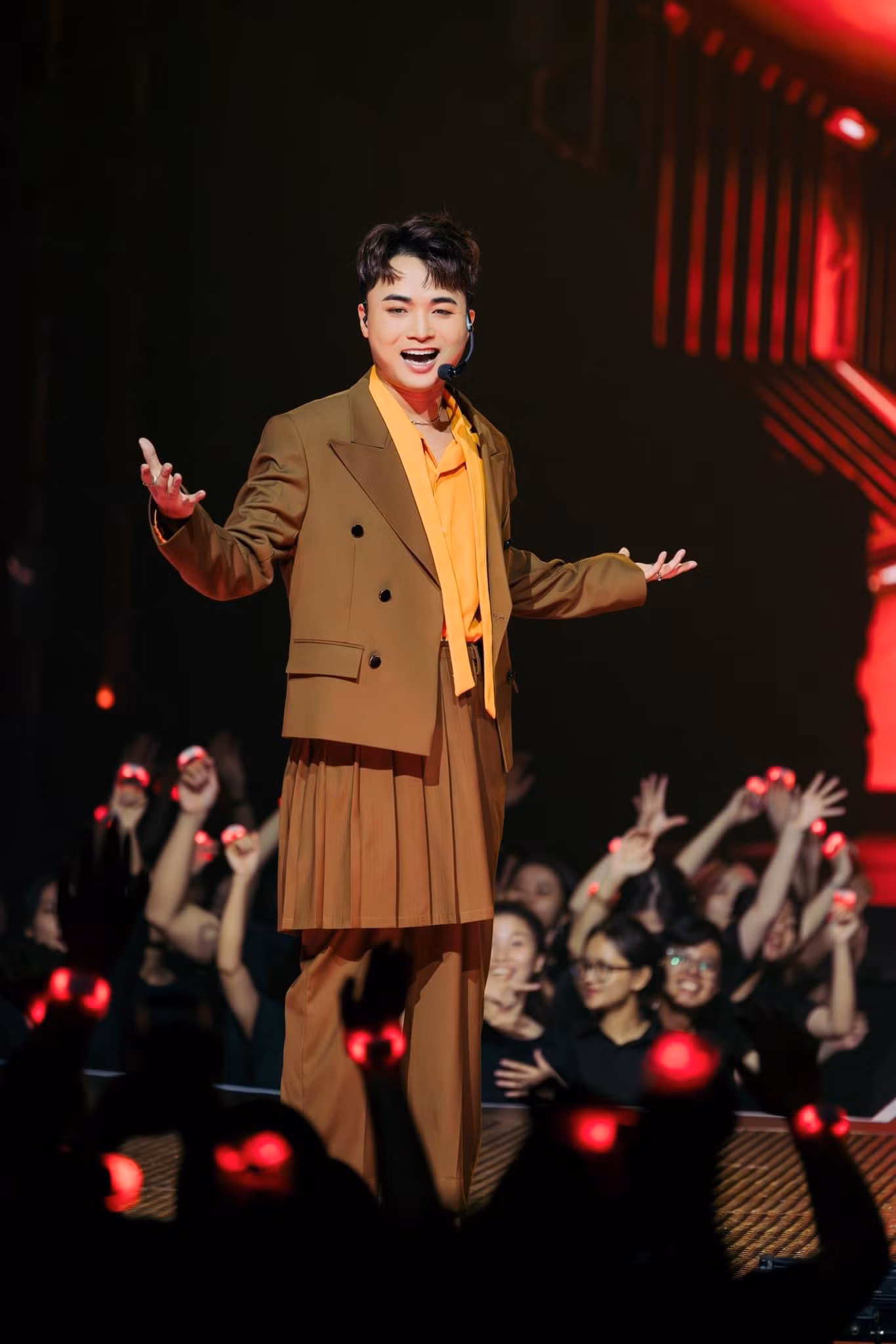 Dù sở hữu nhiều bản hit, song HuyR vẫn chưa thật sự toả sáng tại chương trình.