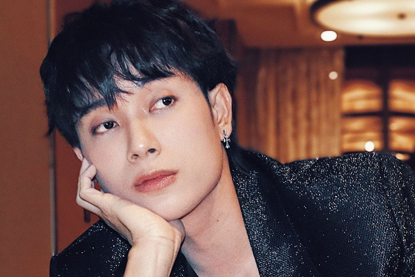 Dù có những giây phút thăng hoa, "quẩy" hết mình trên sân khấu nhưng Trúc Nhân lại luôn im lặng khi ở một mình. Dù có những giây phút thăng hoa, "quẩy" hết mình trên sân khấu nhưng Trúc Nhân lại luôn im lặng khi ở một mình.