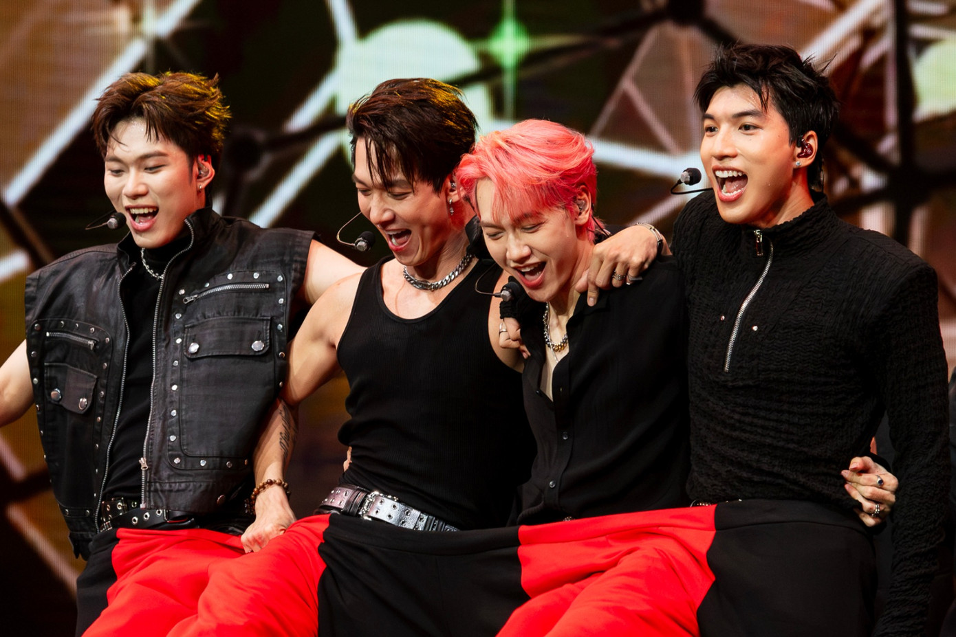 Bài trình diễn nhóm của cả hai trong đêm Chung kết cũng nhận được đánh giá cao. Bài trình diễn nhóm của cả hai trong đêm Chung kết cũng nhận được đánh giá cao.