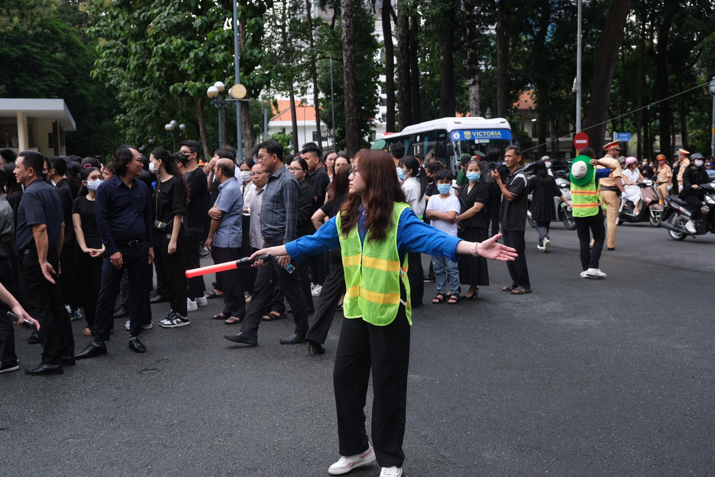 Các bạn tình nguyện viên luôn sẵn sàng phục vụ người dân tới viếng. Các bạn tình nguyện viên luôn sẵn sàng phục vụ người dân tới viếng.