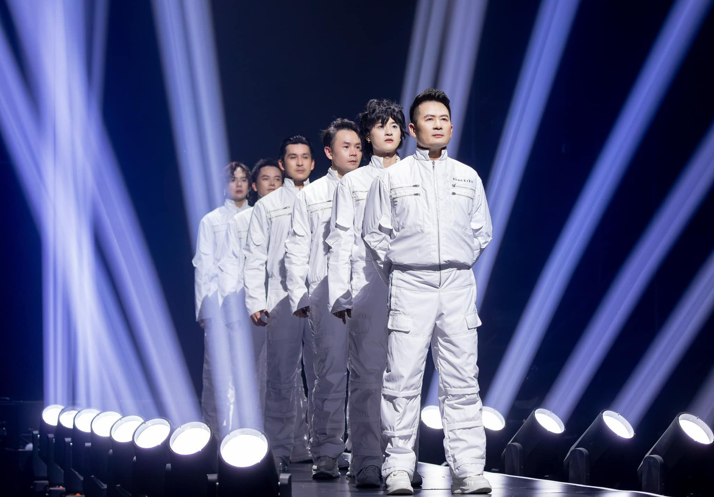 Đêm Công diễn 2, đội "anh tài" Bằng Kiều gây bùng nổ sân khấu với bản hit Dẫu Có Lỗi Lầm. Đêm Công diễn 2, đội "anh tài" Bằng Kiều gây bùng nổ sân khấu với bản hit Dẫu Có Lỗi Lầm.