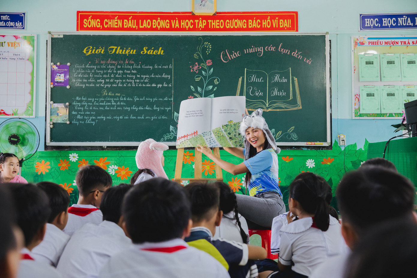 Nghe "cô Hen" kể chuyện, lại hóa thân vào vai “sói” khiến các em học sinh vừa thích thú vừa rộn rã tiếng cười, chăm chú dõi theo câu chuyện.