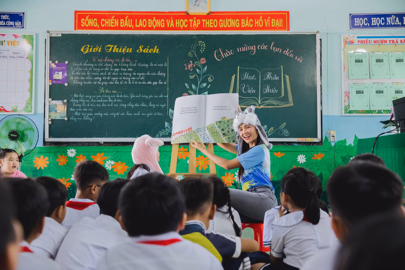 Nghe "cô Hen" kể chuyện, lại hóa thân vào vai “sói” khiến các em học sinh vừa thích thú vừa rộn rã tiếng cười, chăm chú dõi theo câu chuyện.