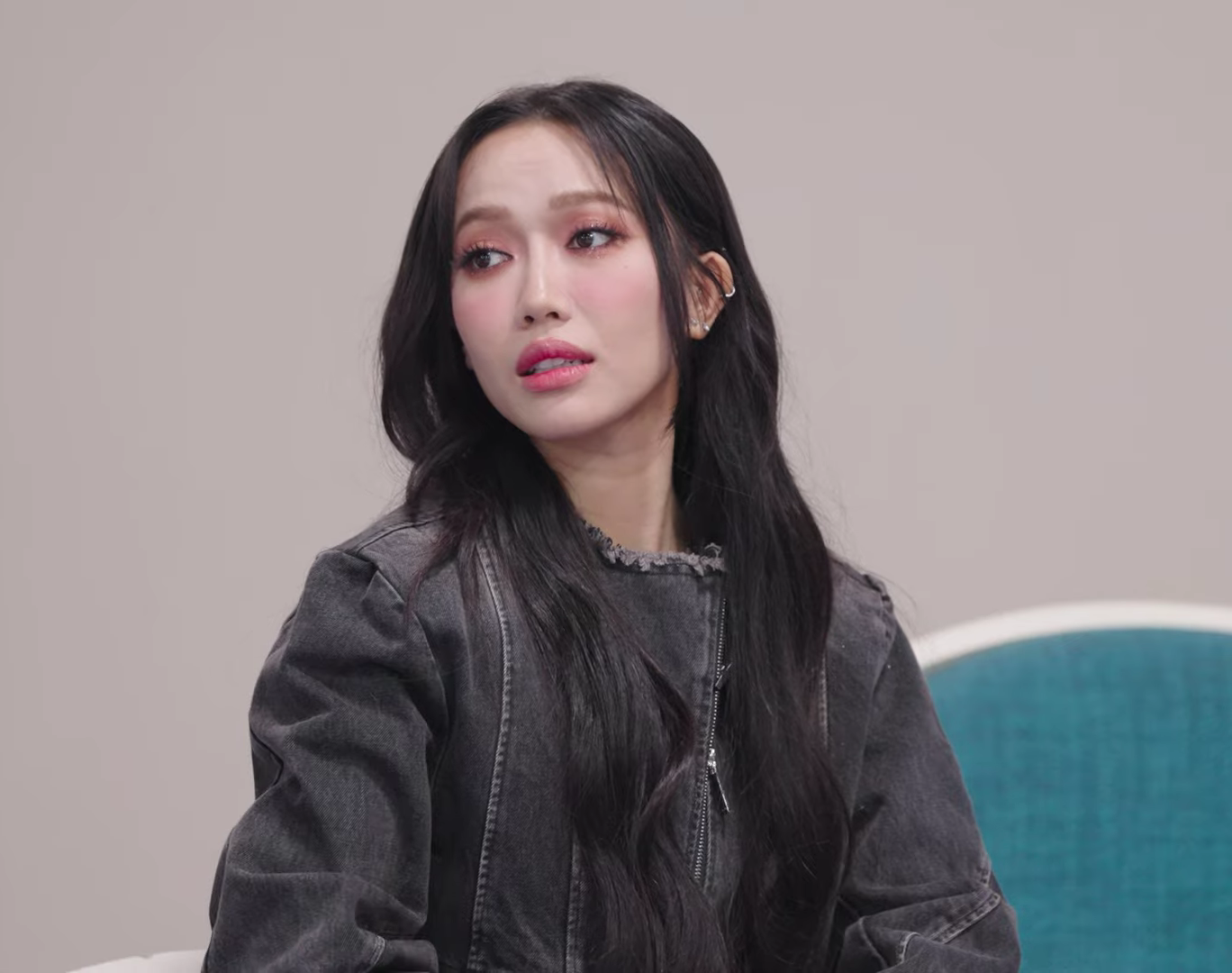 Biểu cảm bơ vơ, lạc lõng của Diệu Nhi khi không thể hòa nhập cùng team mới. Biểu cảm bơ vơ, lạc lõng của Diệu Nhi khi không thể hòa nhập cùng team mới.