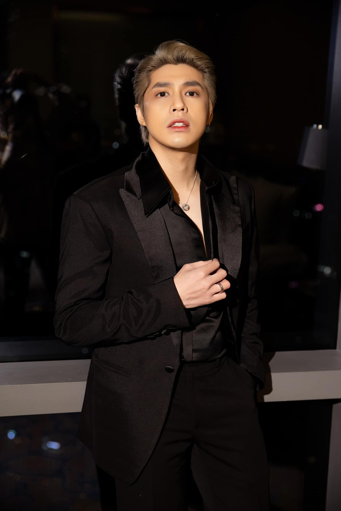 Màu tóc mới làm tôn làn da, giúp Noo Phước Thịnh bùng nổ visual. Màu tóc mới làm tôn làn da, giúp Noo Phước Thịnh bùng nổ visual.