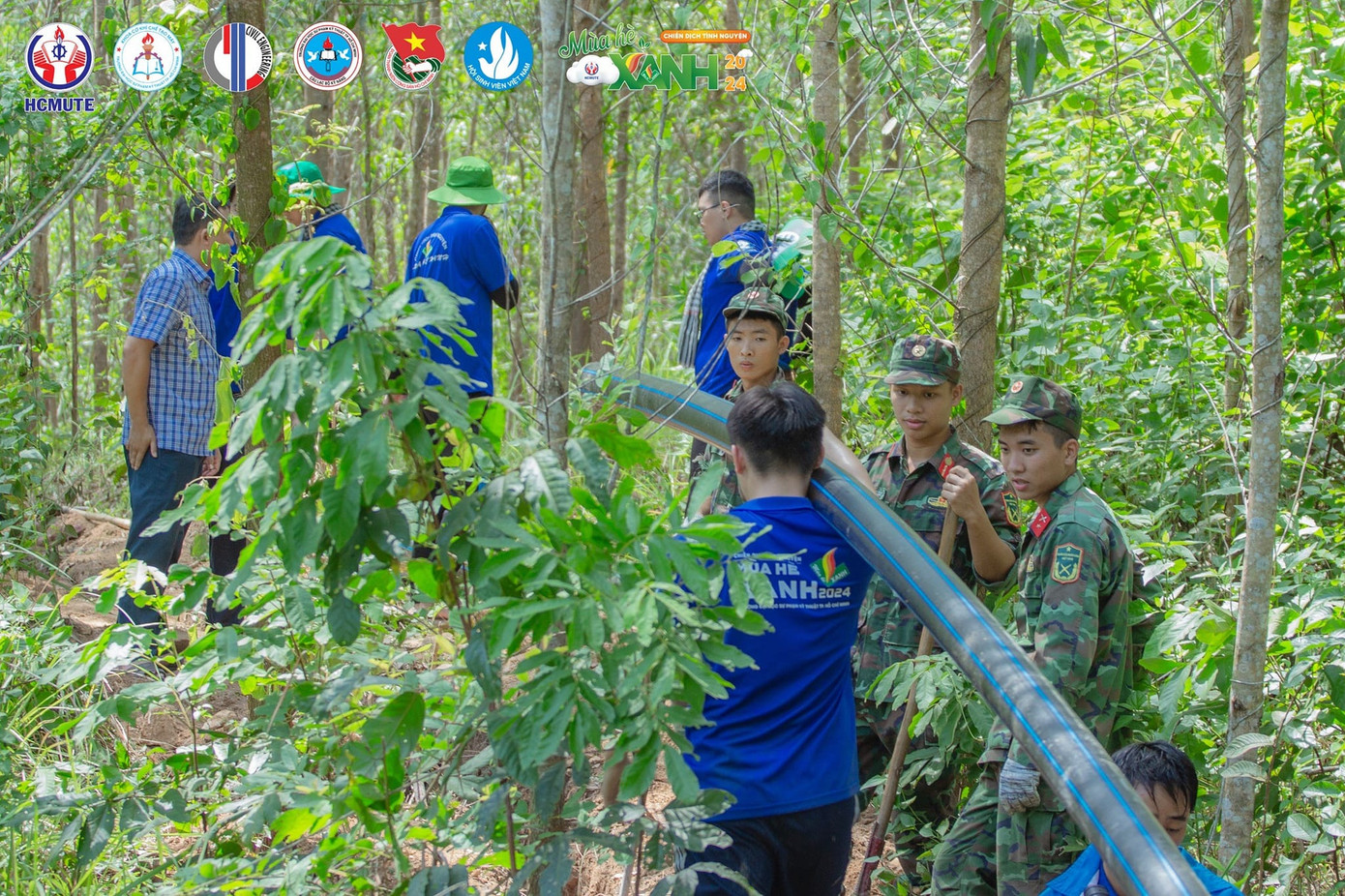 Dù đường đi không hề bằng phẳng nhưng cách chiến sĩ UTE vẫn sẵn sàng &quot;vượt ngàn chông gai&quot; để hoàn thành nhiệm vụ. Ảnh: Thông tin Đoàn - Hội Khoa Xây dựng Đại học HCMUTE