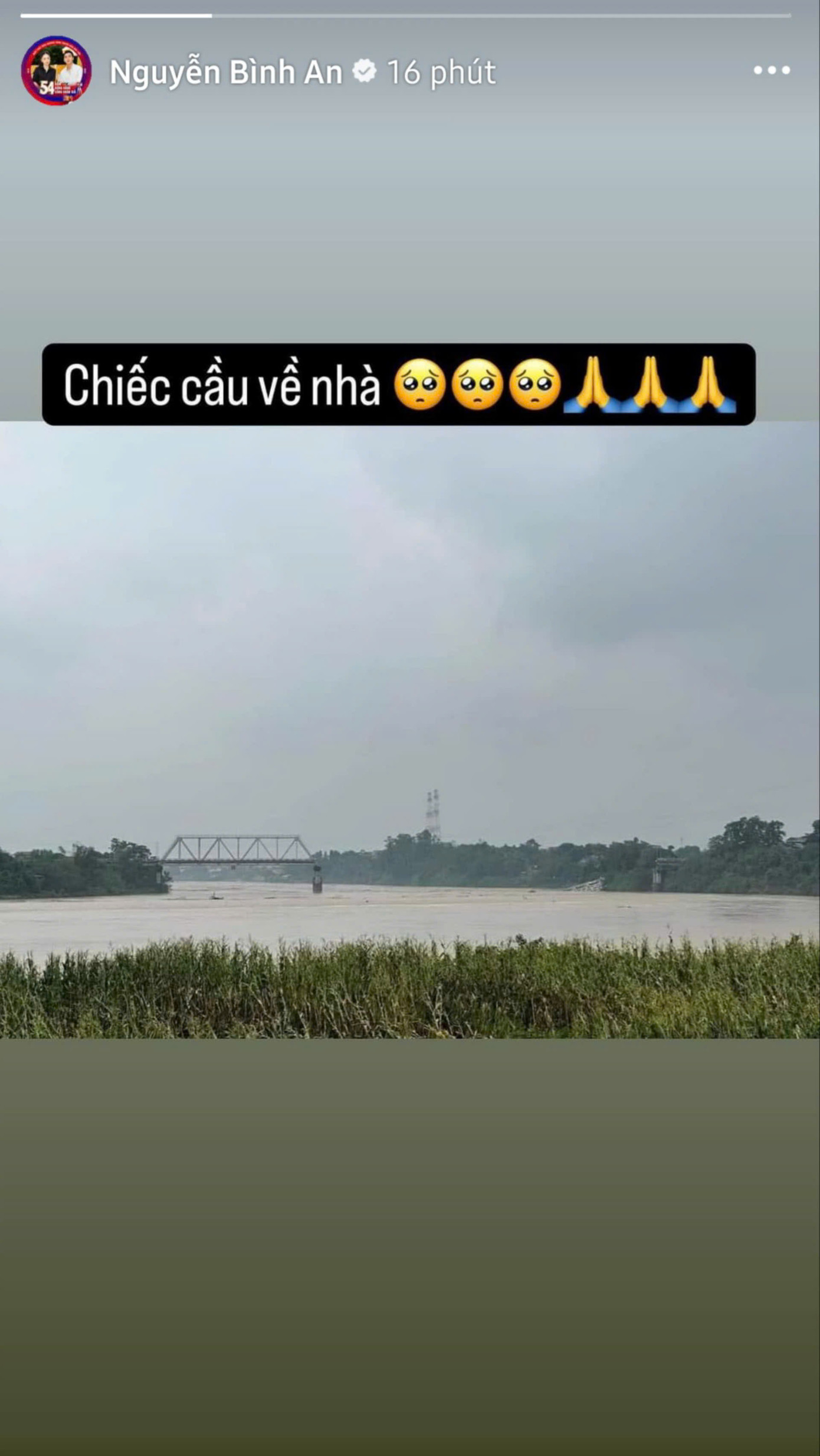 Diễn viên Bình An đau buồn khi hay tin cầu Phong Châu bất ngờ bị sập vào sáng 9/9. Diễn viên Bình An đau buồn khi hay tin cầu Phong Châu bất ngờ bị sập vào sáng 9/9.