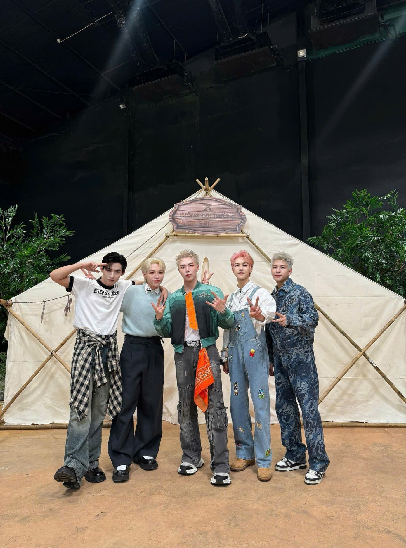 Trong một lần "định mệnh" về chung đội tại live stage 4, các thành viên nhanh chóng trở nên gắn bó với nhau.