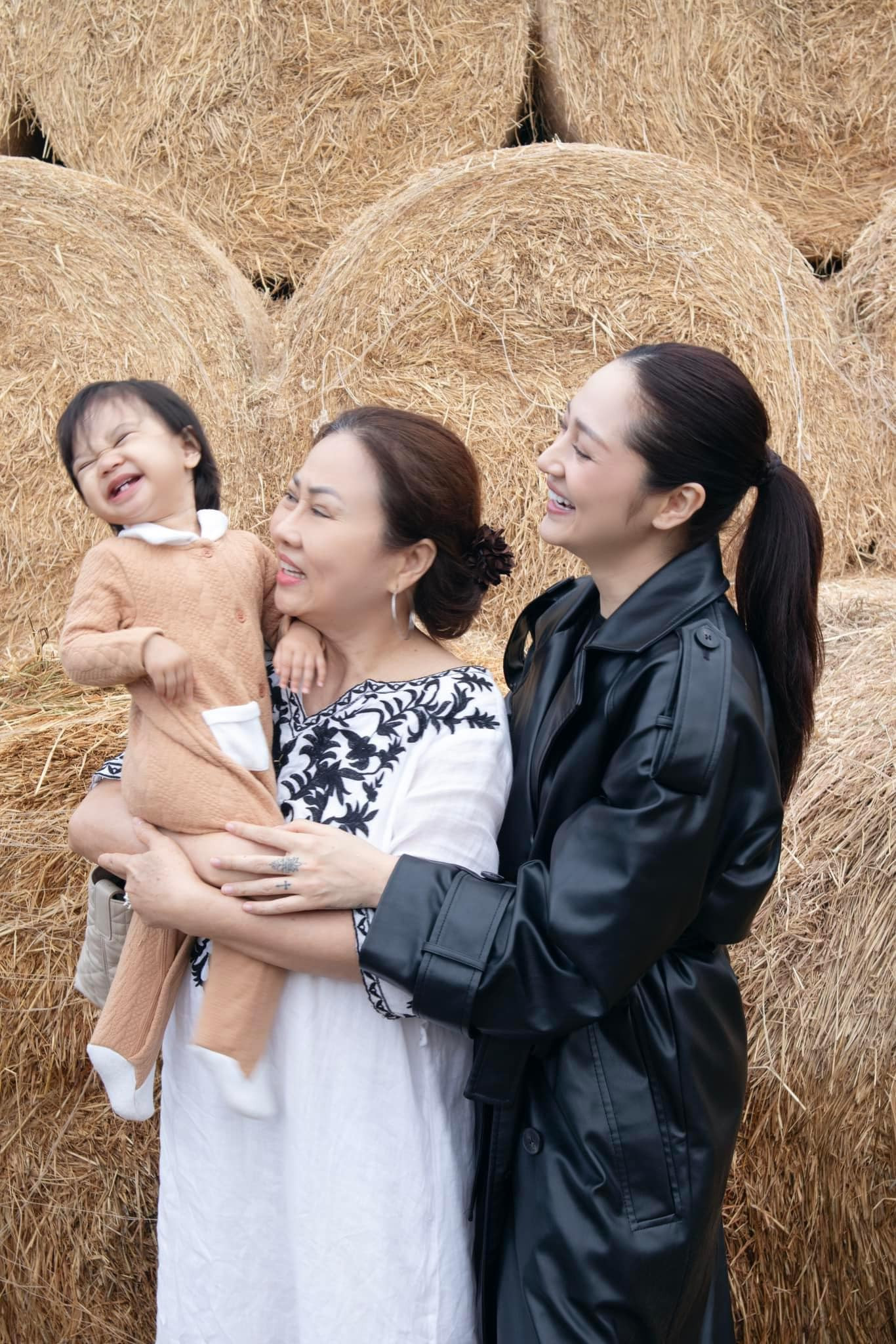 Bảo Anh hạnh phúc bên mẹ và con gái đầu lòng, khẳng định đây chính là "mối tình sâu đậm mãi không đổi thay". Bảo Anh hạnh phúc bên mẹ và con gái đầu lòng, khẳng định đây chính là "mối tình sâu đậm mãi không đổi thay".