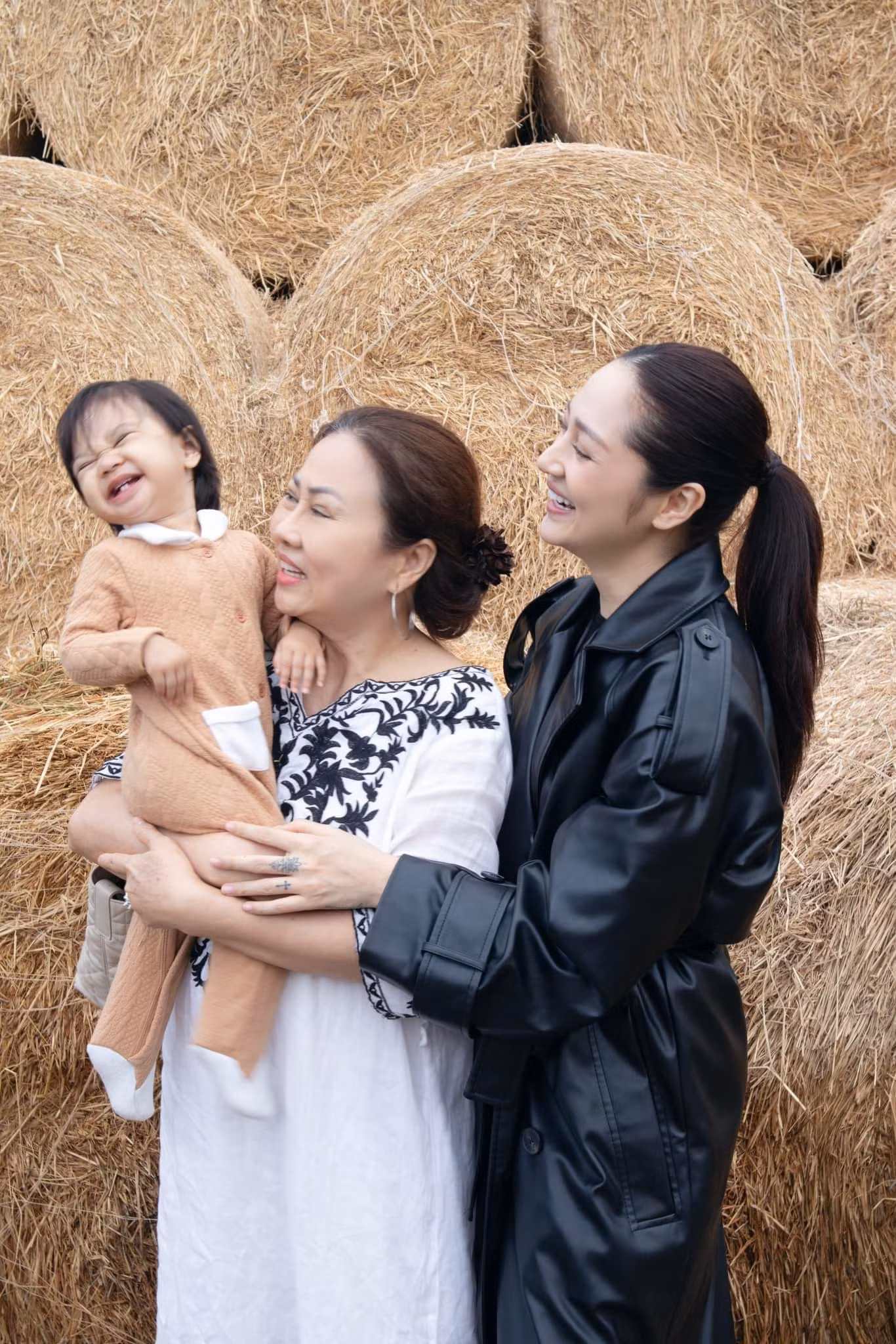 Bảo Anh hạnh phúc bên mẹ và con gái đầu lòng, khẳng định đây chính là "mối tình sâu đậm mãi không đổi thay".