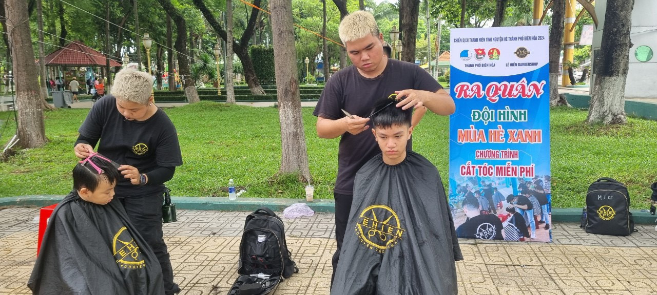 Thanh niên tham gia hoạt động cắt tóc từ thiện. Ảnh: UBND thành phố Biên Hòa Thanh niên tham gia hoạt động cắt tóc từ thiện. Ảnh: UBND thành phố Biên Hòa