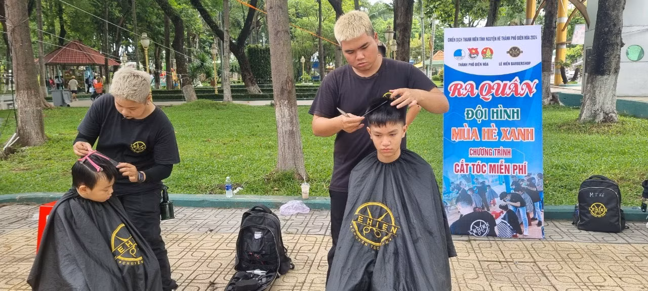 Thanh niên tham gia hoạt động cắt tóc từ thiện. Ảnh: UBND thành phố Biên Hòa