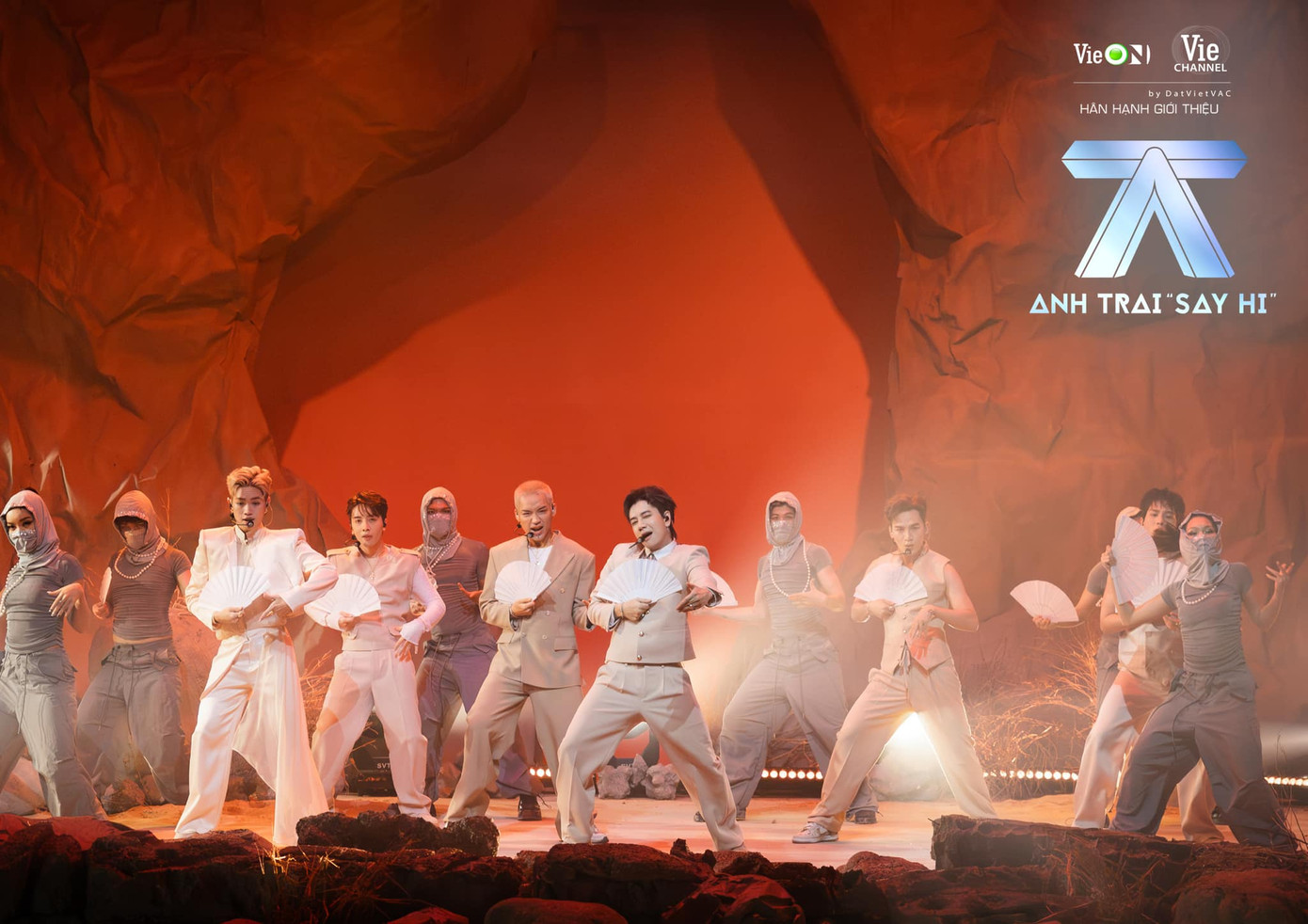 Đội hình đông thành viên cùng cản trở về dòng nhạc khiến Lou Hoàng chưa có cơ hội thể hiện đúng sở trường của mình. Đội hình đông thành viên cùng cản trở về dòng nhạc khiến Lou Hoàng chưa có cơ hội thể hiện đúng sở trường của mình.