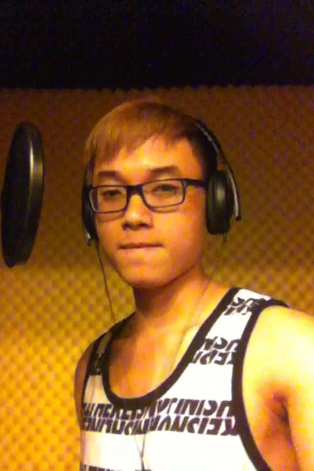 Trúc Nhân của 10 năm về trước, khi thực hiện thu âm MV Bốn Chữ Lắm.