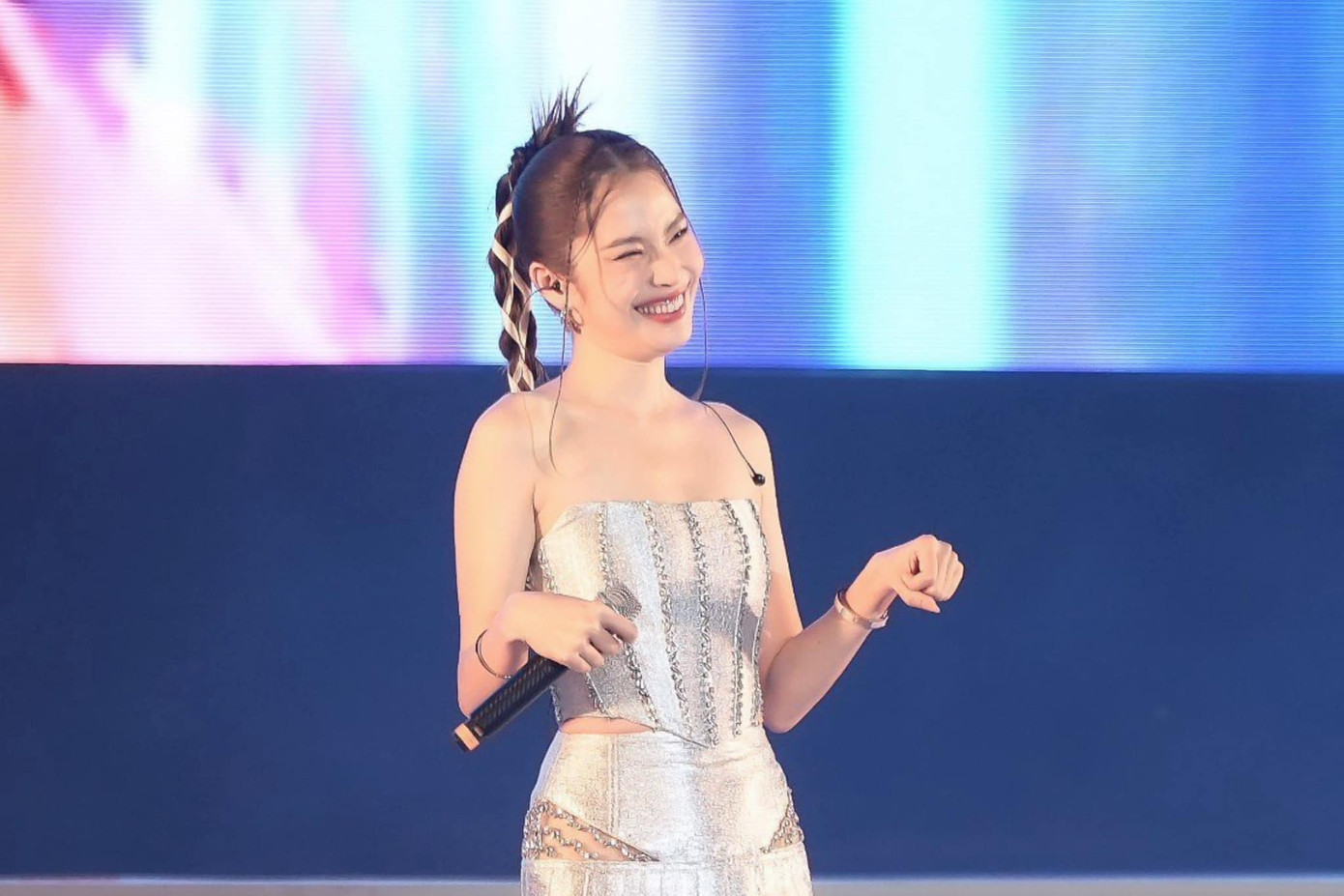 Nam Anh xuất hiện đầy tự tin để thể hiện ca khúc đầu tiên trong sự nghiệp ca hát nhưng phần thể hiện lại không được như mong đợi. Nam Anh xuất hiện đầy tự tin để thể hiện ca khúc đầu tiên trong sự nghiệp ca hát nhưng phần thể hiện lại không được như mong đợi.