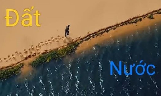 Hình ảnh giao thoa giữa đất và nước xuất hiện trong MV của Đen. Hình ảnh giao thoa giữa đất và nước xuất hiện trong MV của Đen.