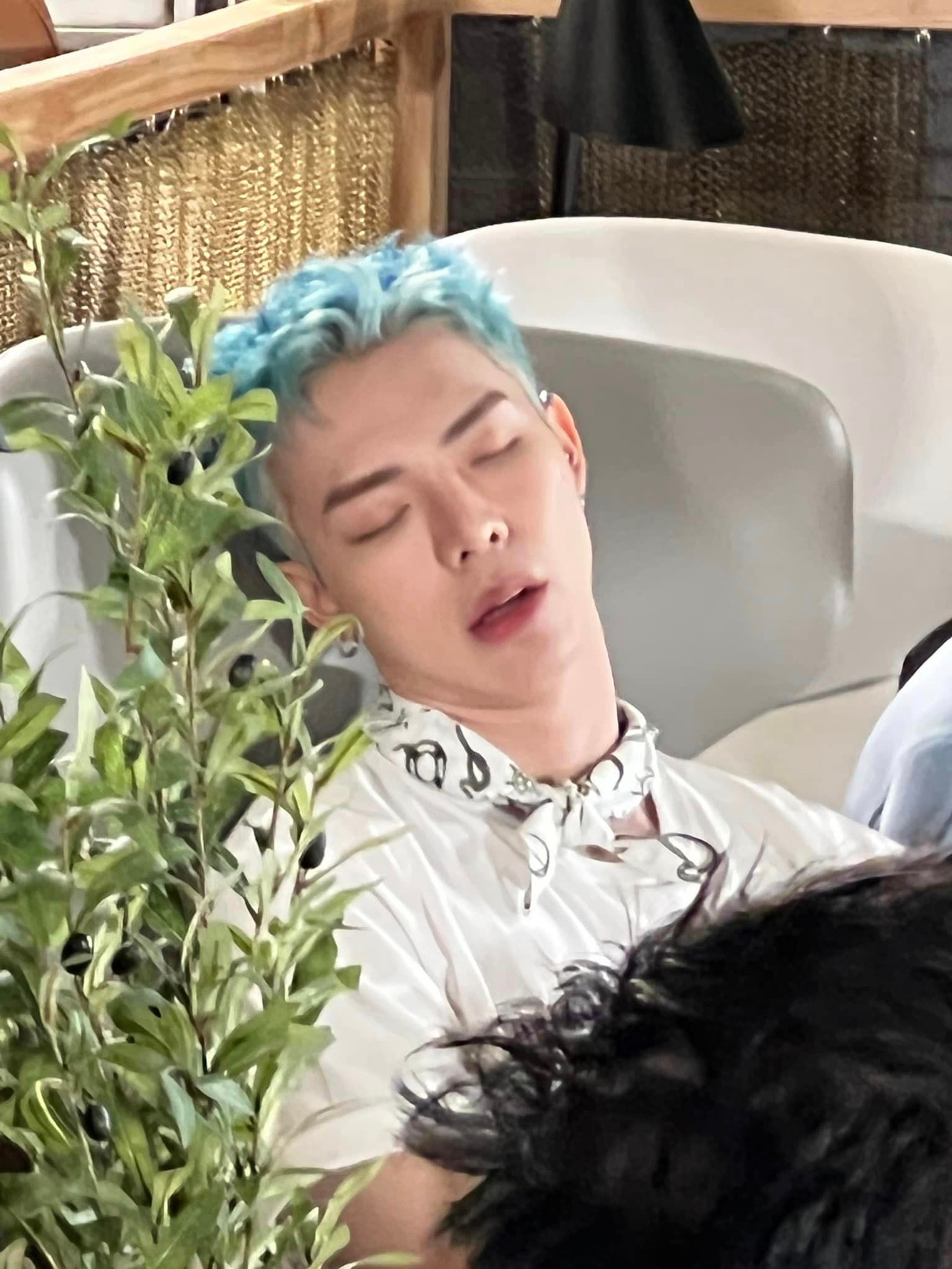 FC Erik lên tiếng "đòi công bằng cho idol" khi bị Thái Ngân dìm không thương tiếc.