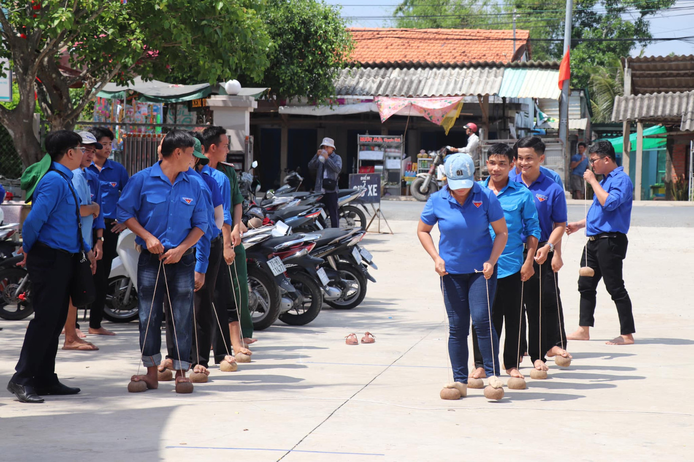 Các đoàn viên thanh niên trải nghiệm trò chơi dân gian độc đáo bằng những chiếc gáo dừa thô sơ, đơn giản. Ảnh: Tuổi Trẻ Bến Tre Các đoàn viên thanh niên trải nghiệm trò chơi dân gian độc đáo bằng những chiếc gáo dừa thô sơ, đơn giản. Ảnh: Tuổi Trẻ Bến Tre