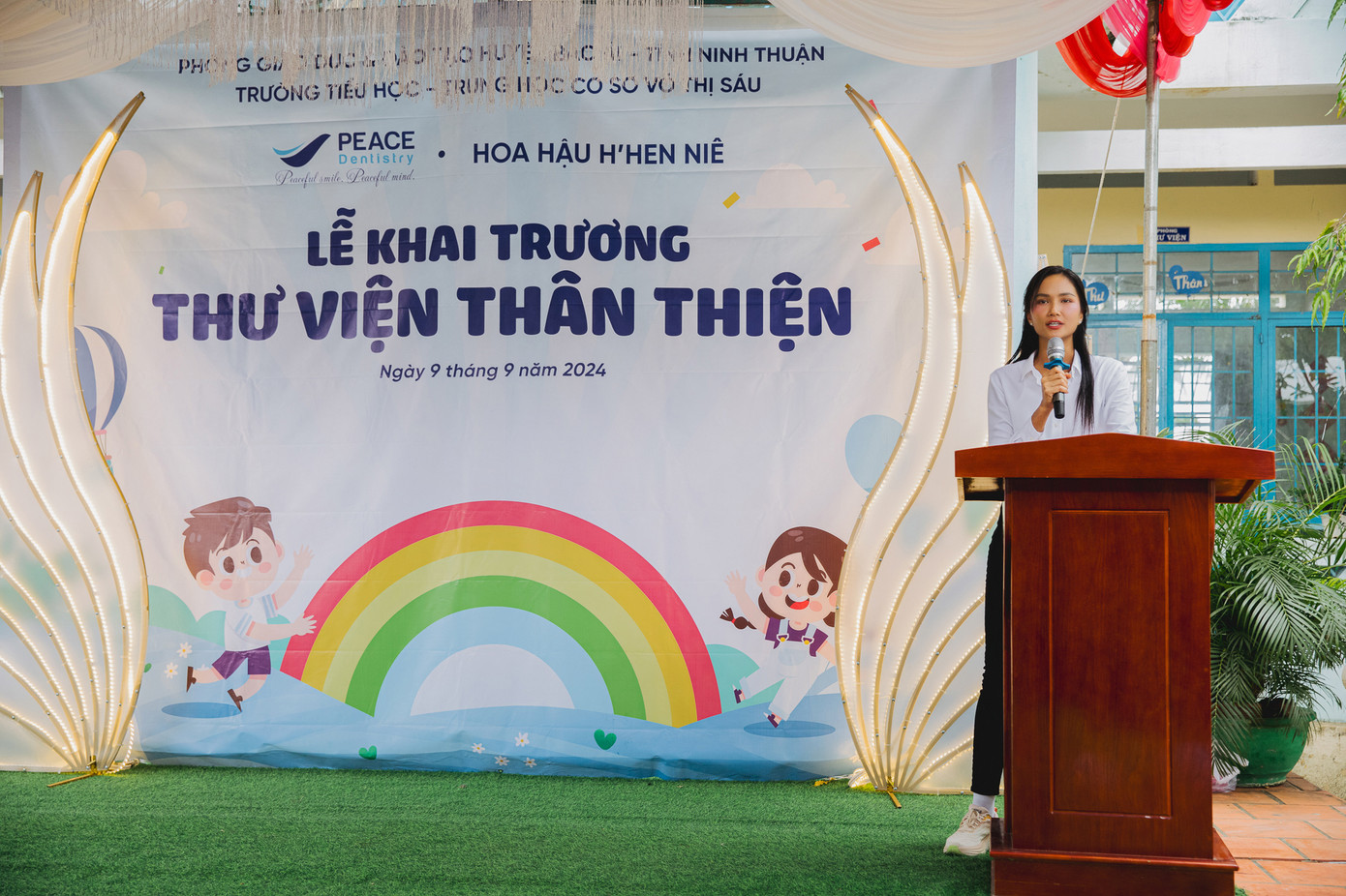 H’Hen Niê chia sẻ niềm hạnh phúc khi nhận được thông tin về tình hình đọc sách của các em ở những thư viện mà cô trao tặng, đó là động lực to lớn để H’Hen Niê tiếp tục dự án của mình.