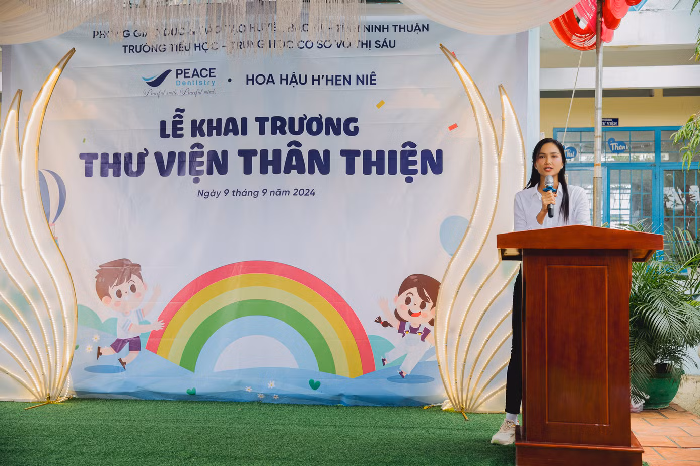 H’Hen Niê chia sẻ niềm hạnh phúc khi nhận được thông tin về tình hình đọc sách của các em ở những thư viện mà cô trao tặng, đó là động lực to lớn để H’Hen Niê tiếp tục dự án của mình.