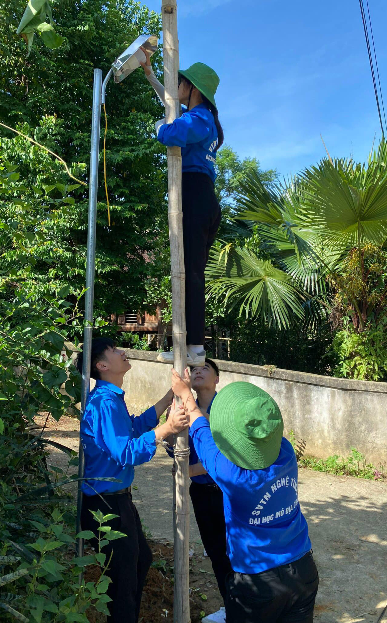 Bỏ qua cái nắng nóng gay gắt các bạn trẻ vẫn làm việc hăng say. Ảnh: Đoàn Thanh niên - Hội Sinh viên HUMG Bỏ qua cái nắng nóng gay gắt các bạn trẻ vẫn làm việc hăng say. Ảnh: Đoàn Thanh niên - Hội Sinh viên HUMG