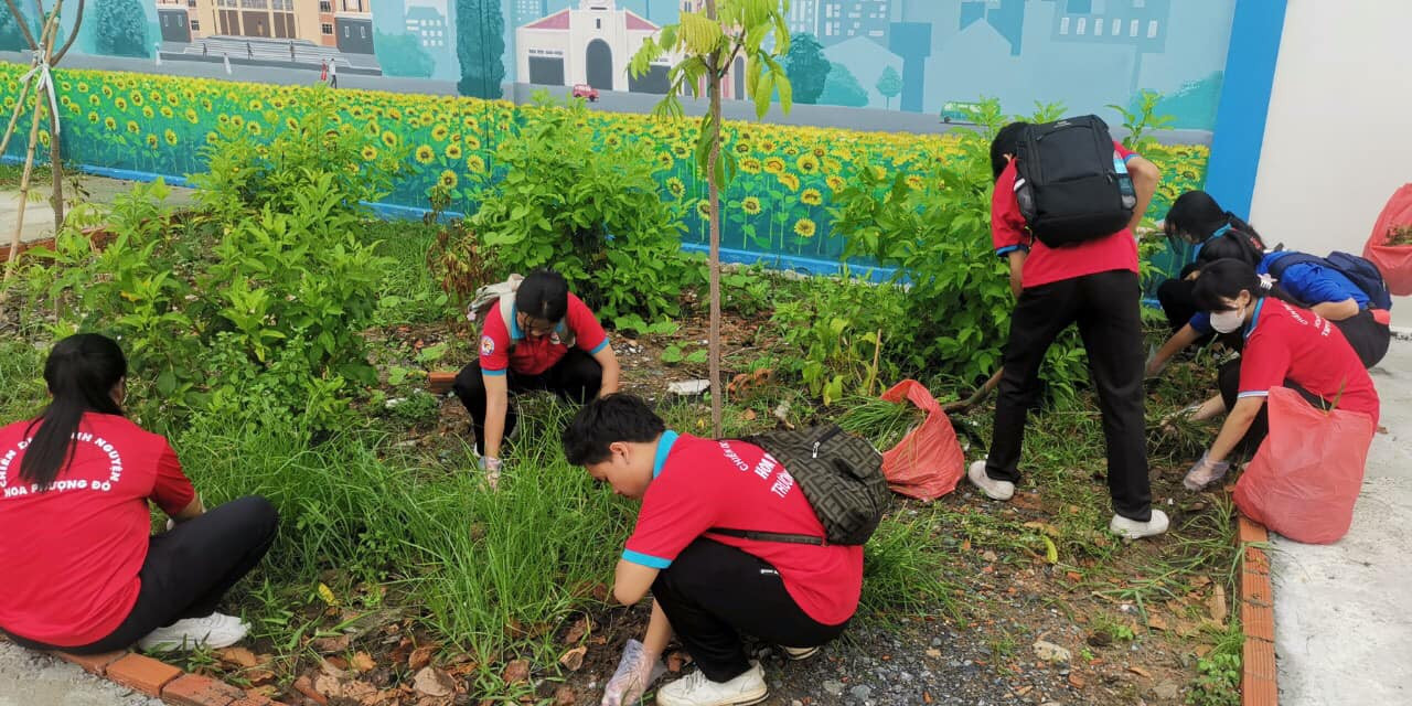 Hưởng ứng ngày Môi trường thế giới, các chiến sĩ Hoa Phượng Đỏ tham gia dọn rác tại địa phương. Việc làm này không chỉ giúp tăng mỹ quan đô thị mà còn lan tỏa tinh thần bảo vệ môi trường đến người dân nơi đây. Ảnh: Đoàn trường THPT Thủ Thiêm.