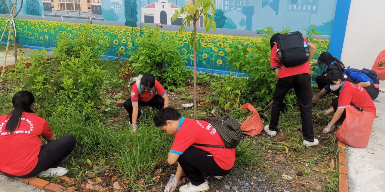 Hưởng ứng ngày Môi trường thế giới, các chiến sĩ Hoa Phượng Đỏ tham gia dọn rác tại địa phương. Việc làm này không chỉ giúp tăng mỹ quan đô thị mà còn lan tỏa tinh thần bảo vệ môi trường đến người dân nơi đây. Ảnh: Đoàn trường THPT Thủ Thiêm.