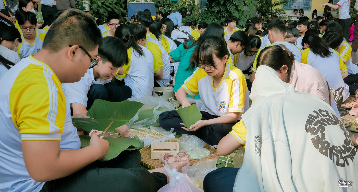 NTBers cũng "chịu chơi" không kém cạnh hai người anh em. Ảnh: NTB Photography Team NTBers cũng "chịu chơi" không kém cạnh hai người anh em. Ảnh: NTB Photography Team