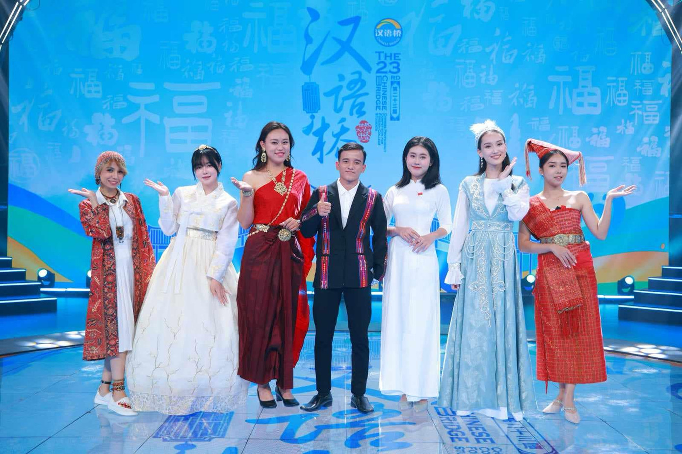 Thanh Trúc (thứ 3 từ phải qua) cùng 6 đại diện đến từ khu vực châu Á tham gia tranh tài tại vòng Chung kết. Ảnh: NVCC Thanh Trúc (thứ 3 từ phải qua) cùng 6 đại diện đến từ khu vực châu Á tham gia tranh tài tại vòng Chung kết. Ảnh: NVCC