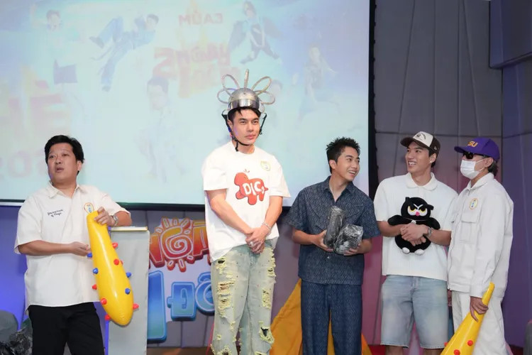 Netizen mong muốn Dương Lâm hạn chế những "tiểu phẩm" thiếu tế nhị này. Netizen mong muốn Dương Lâm hạn chế những "tiểu phẩm" thiếu tế nhị này.