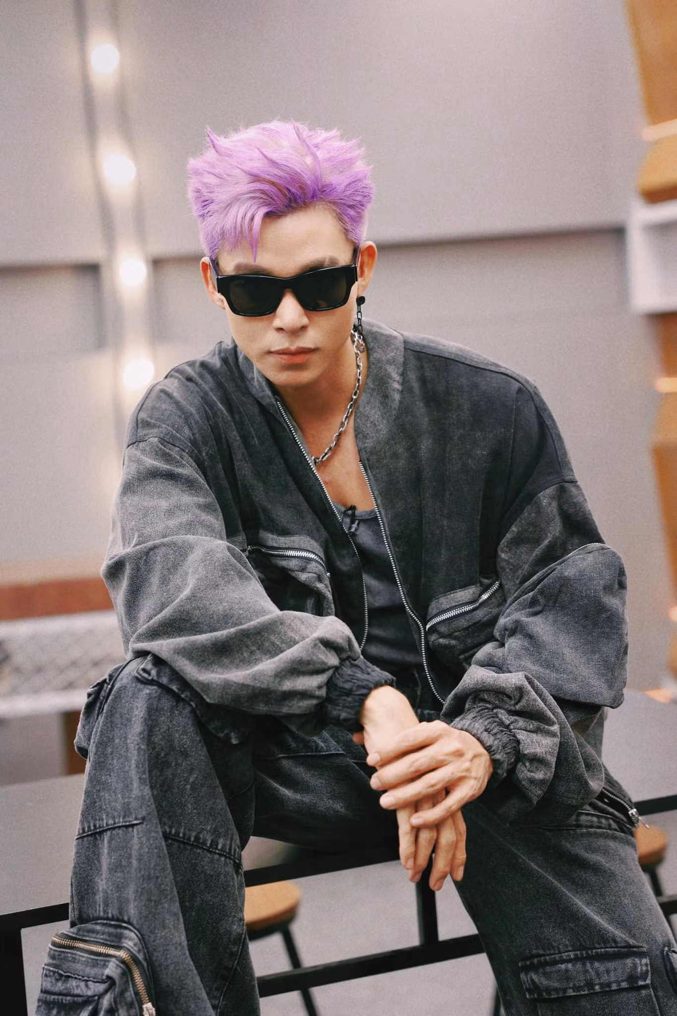 Phong cách street wear giúp Jun Phạm thể hiện cá tính năng động, trẻ trung.