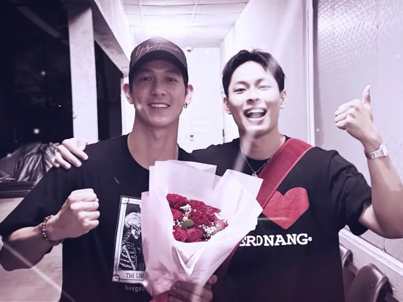 HURRYKNG chia sẻ, bó hoa ấy là sự trân trọng, quý mến của anh dành cho đội trưởng. HURRYKNG chia sẻ, bó hoa ấy là sự trân trọng, quý mến của anh dành cho đội trưởng.