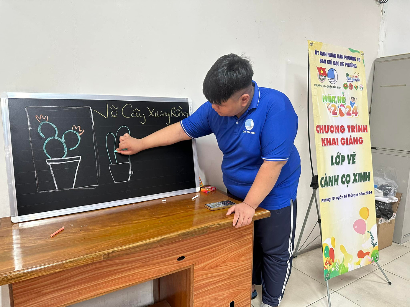 Sự hào hứng của các em thiếu nhi là kết quả mĩ mãn mà chiến dịch Tình nguyện hè đạt được. Qua đó thể hiện tinh thần xung kích, tình nguyện hết mình của tuổi trẻ thành phố. Ảnh: Tuổi trẻ Phường 10 Tân Bình Sự hào hứng của các em thiếu nhi là kết quả mĩ mãn mà chiến dịch Tình nguyện hè đạt được. Qua đó thể hiện tinh thần xung kích, tình nguyện hết mình của tuổi trẻ thành phố. Ảnh: Tuổi trẻ Phường 10 Tân Bình